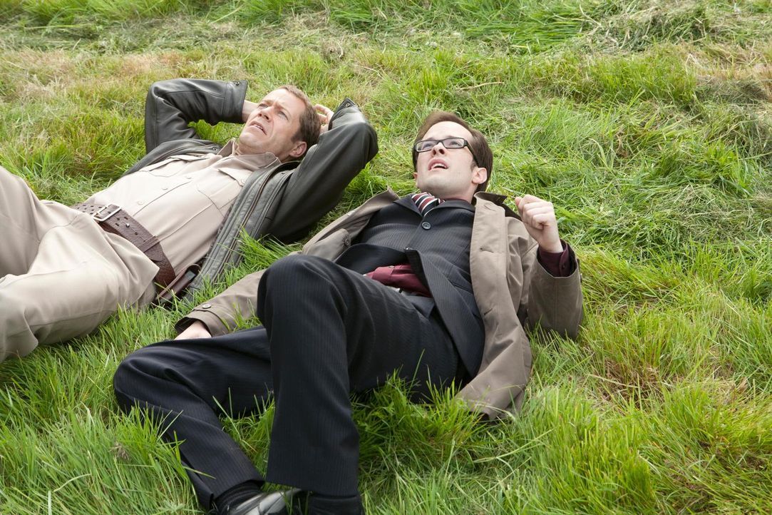 Erkennen Jack (Colin Ferguson, l.) und Fargo (Neil Grayston, r.) zu spät, welche zerstörerische Katastrophe der Katastrophen-Test-Initiator gerade a... - Bildquelle: Universal Television