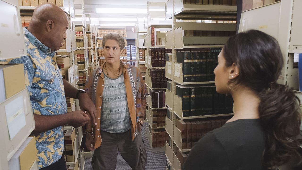 Lou Grover (Chi McBride, l.) und Tani Rey (Meaghan Rath, r.) finden den Anwalt der Täter. Können sie mit Odell Martins (Michael Imerioli, M.) Hilfe... - Bildquelle: 2018 CBS Broadcasting, Inc. All Rights Reserved