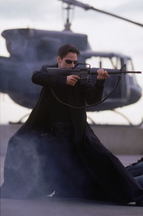 Kaum kennt er die Wahrheit über die Matrix, muss Neo (Keanu Reeves) sich mit allen Mitteln gegen seine Jäger verteidigen. - Bildquelle: Warner Bros. Pictures