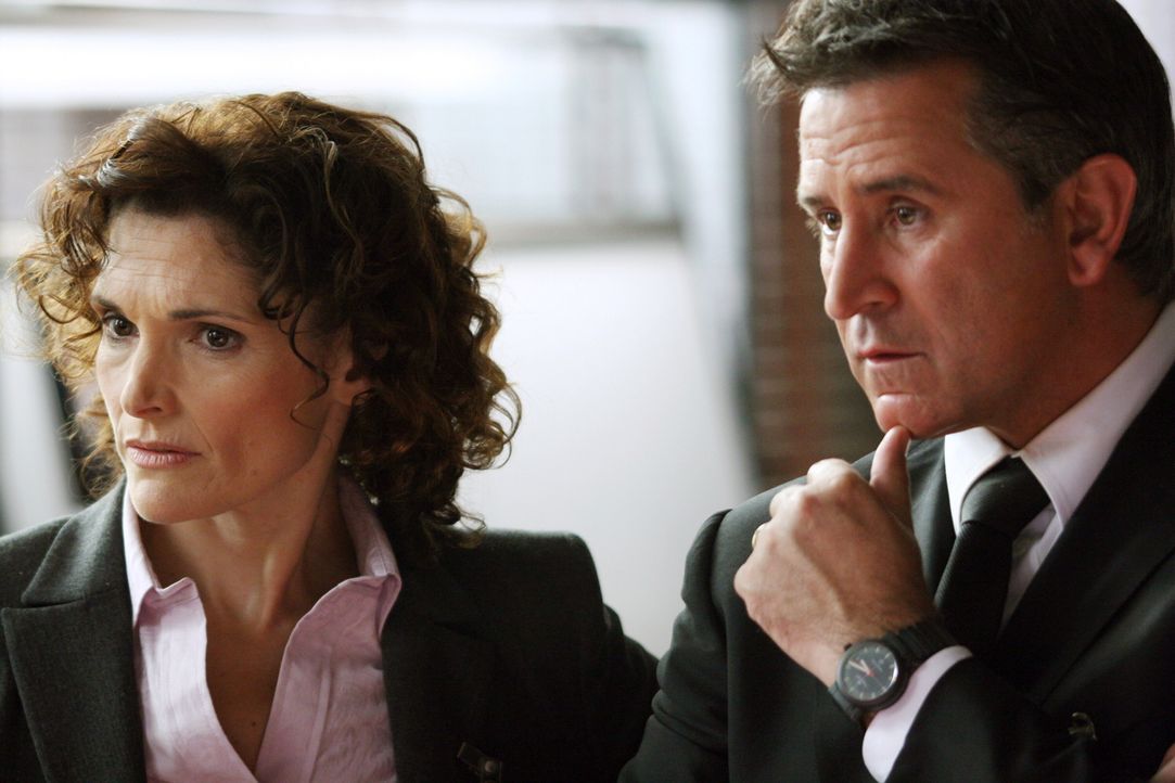 Anne (Mary Elizabeth Mastrantonio, l.) und Jack (Anthony LaPaglia, r.) überlegen, was der Grund für Max' plötzliches Verschwinden sein könnte ... - Bildquelle: Warner Bros. Entertainment Inc.
