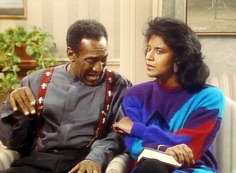 Clair (Phylicia Rashad, r.) kneift Cliff (Bill Cosby, l.), um zu verhindern, dass er noch mehr unqualifizierte Bemerkungen über "befreite" Frauen m... - Bildquelle: Viacom