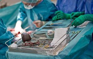 Operationsbesteck liegt während eines Kaiserschnitts im OP