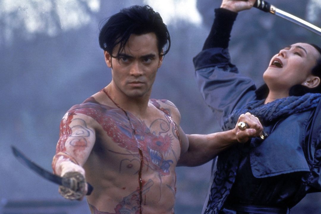 Yo Hinomura (Mark Dacascos) besinnt sich der alten traditionellen Kampfmethoden: Ein weinender Freeman bringt den Tod über seine Gegner ... - Bildquelle: Warner Bros.
