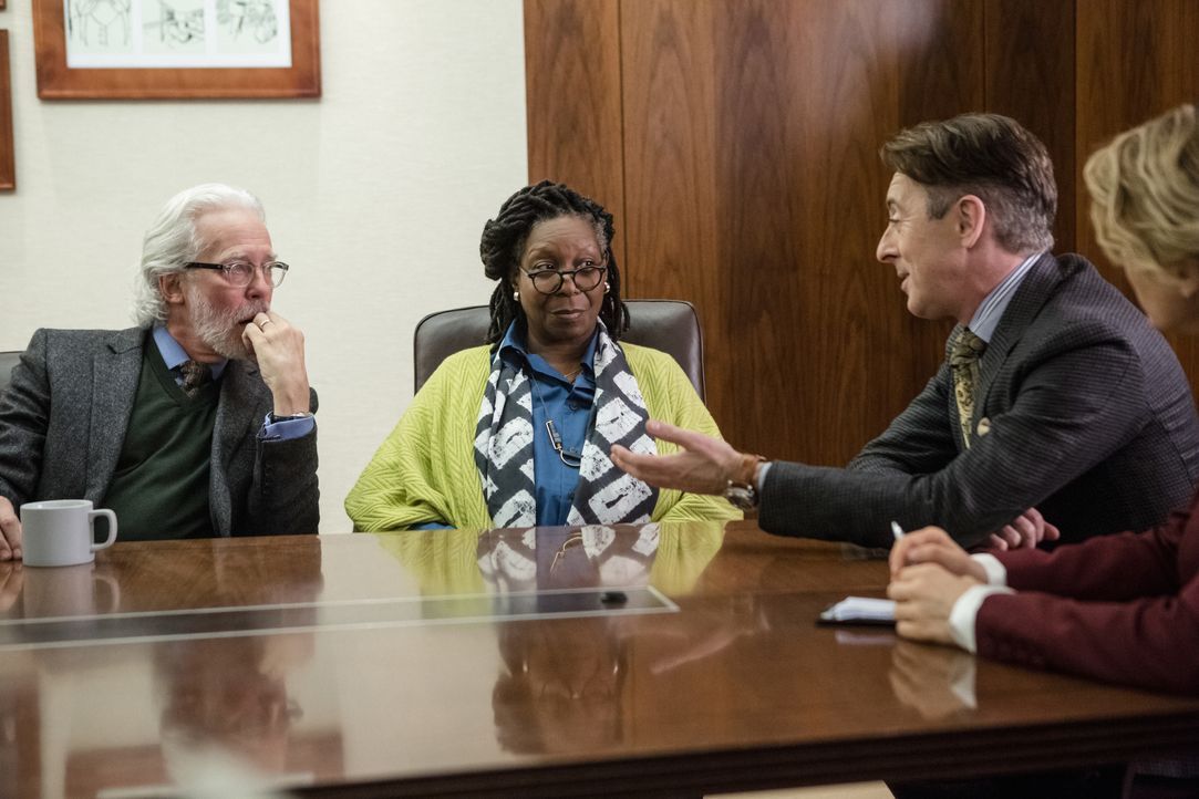 John Whitehead (Terrence Mann, l.) und Joan Ross (Whoopi Goldberg, M.) verlegen Dr. Dylan Reinharts (Alan Cumming, r.) Bücher. Auch das, das zum Mot... - Bildquelle: Francisco Roman 2018 CBS BROADCASTING INC. ALL RIGHTS RESERVED. / Francisco Roman