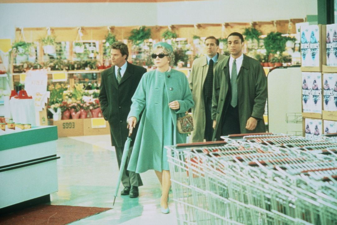 Sogar im Supermarkt muss die Präsidentenwitwe Tess (Shirley MacLaine, 2.v.l.) von ihrem Bodyguard Doug (Nicolas Cage, 2.v.r.) und dessen Leuten bes... - Bildquelle: TriStar Pictures