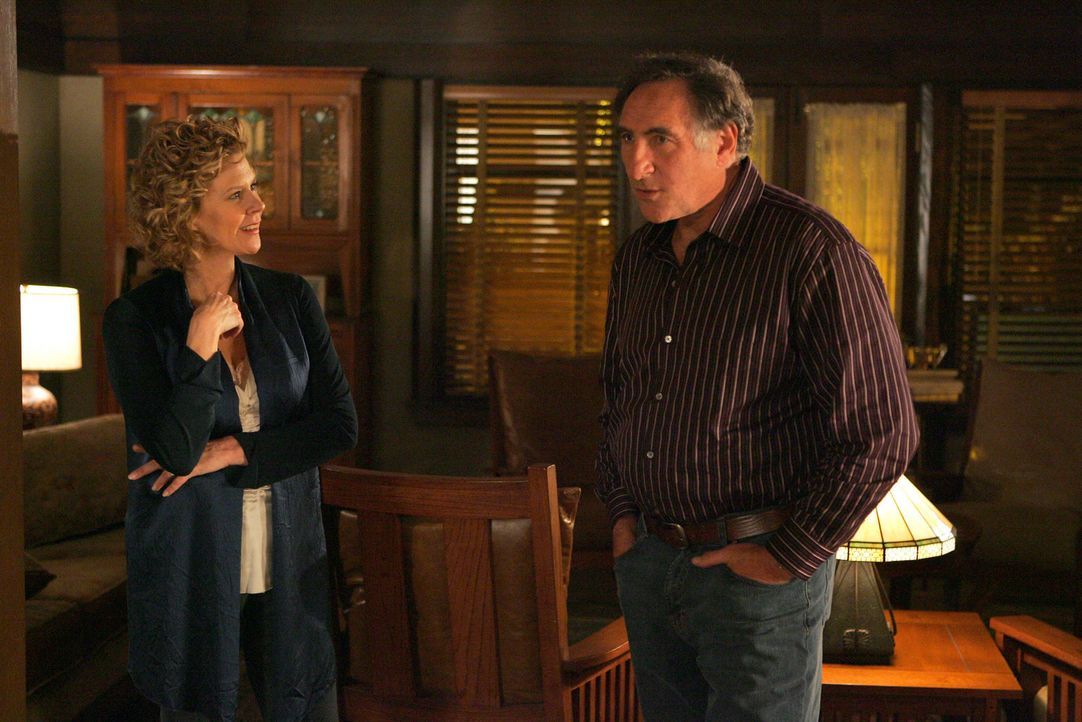 Rückblende: Machen sich Sorgen um ihre Söhne: Margaret (JoBeth Williams, l.) und Alan Eppes (Judd Hirsch, r.) ... - Bildquelle: Paramount Network Television
