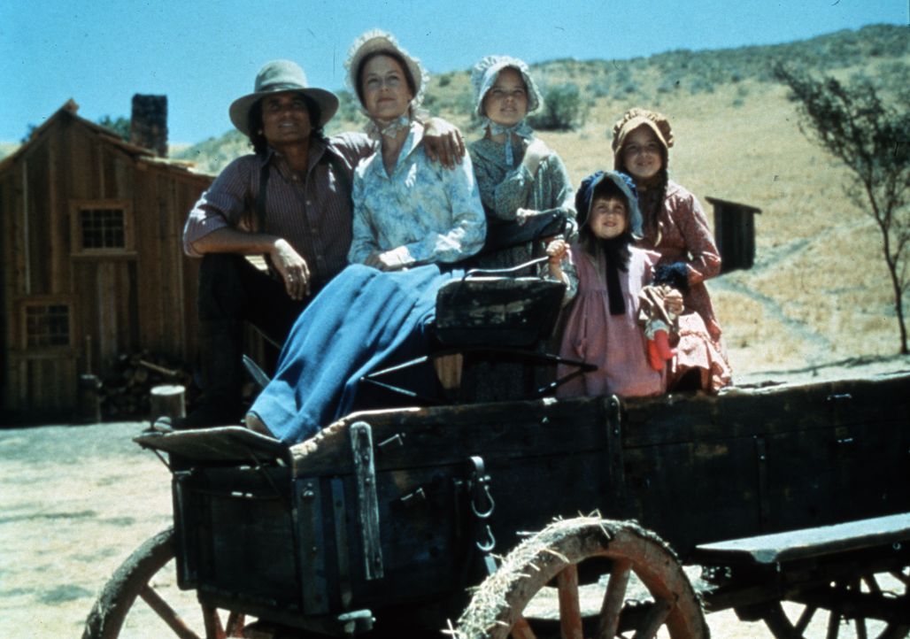 (v.l.n.r.) Charles Ingalls (Michael Landon); Caroline Ingalls (Karen Grassle); ); Mary Ingalls (Melissa Sue Anderson); Carrie Ingalls (Lindsay Sidne... - Bildquelle: 1974-1983 NBCUniversal All Rights Reserved