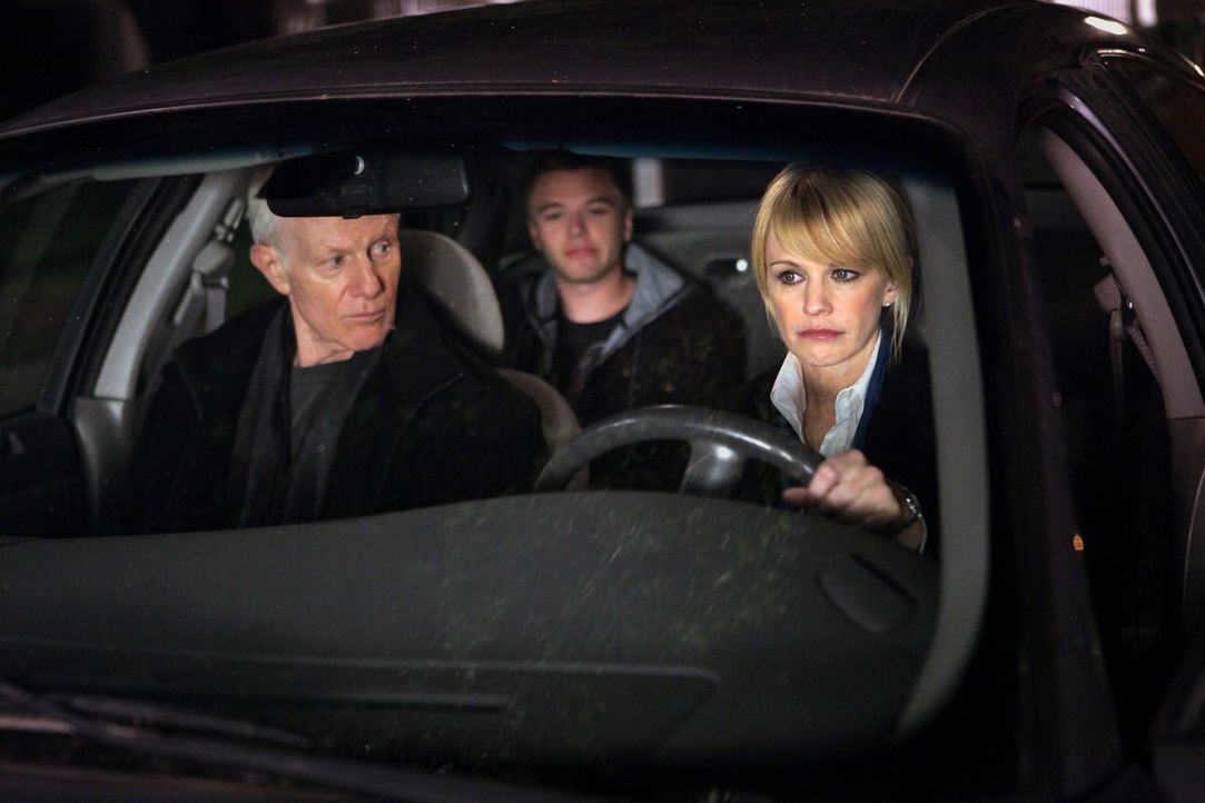 Finn (Brett Davern, M.) ist mit dem Auto seines Vaters abgehauen. Paul (Raymond J. Barry, l.) und Lilly (Kathryn Morris, r.) holen ihn aus Atlantic...