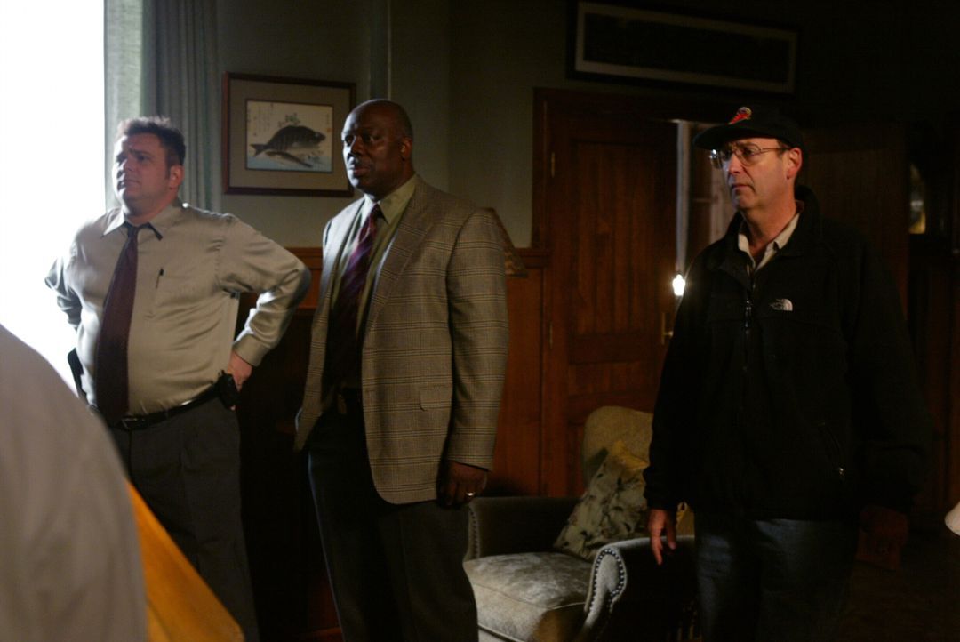 Det. Nick Vera (Jeremy Ratchford, l.) und sein Kollege Det. Will Jeffries (Thom Barry, M.) machen eine interessante und zugleich erschreckende Entde... - Bildquelle: Warner Bros. Television