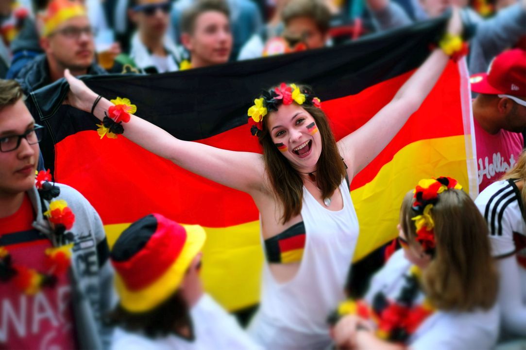 celebrating_sexy_fan - Bildquelle: picture alliance / dpa / Peter Steffen