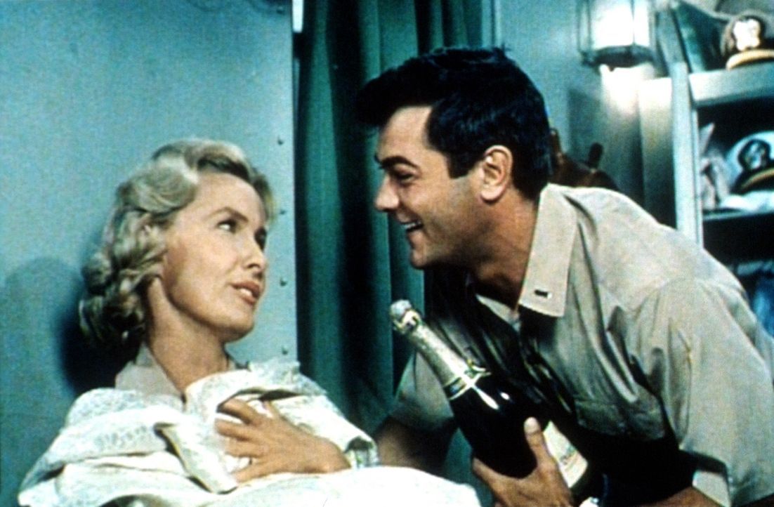 Der Krieg gegen die Japaner hält Playboy Evans (Tony Curtis, r.) nicht vom Flirten mit der hübschen Krankenschwester Barbara (Dina Merrill, l.) ab... - Bildquelle: Universal International Pictures
