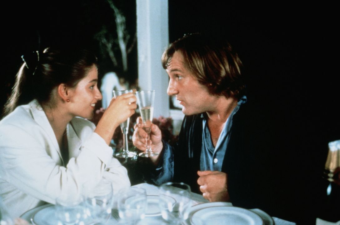 Damit Véronique (Marie Gillain, l.) die gewünschte Aufmerksamkeit von Benjamin erhält, gibt sie ihren Vater (Gérard Depardieu, r.) als ihren Liebhab... - Bildquelle: TF1 Films Productions