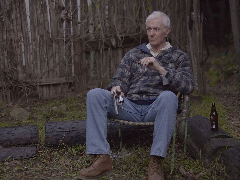 (2. Staffel) - Arlo Givens (Raymond Barry) schlägt sich mehr schlecht als recht als Gauner durch. - Bildquelle: 2011 Sony Pictures Television Inc. and Bluebush Productions, LLC. All Rights Reserved.