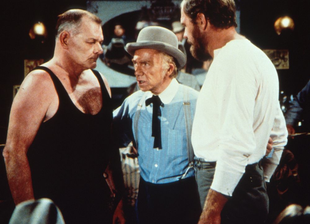 Garvey (Merlin Olsen, r.) muss gegen Milos Stavronpolis (Leo Gordon, l.) den Vorentscheidungskampf bestreiten. - Bildquelle: Worldvision