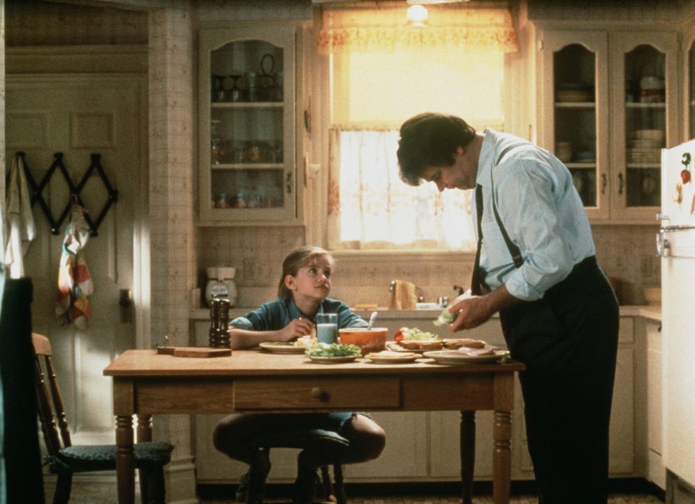 Die kleine Vada (Anna Chlumsky, l.) findet, dass ihr verwitweter Dad (Dan Aykroyd, r.) endlich eine nette Freundin suchen sollte ... - Bildquelle: Columbia Pictures