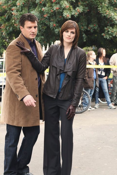 Ist Kate Beckett (Stana Katic, r.) tatsächlich eifersüchtig weil Richard Castle (Nathan Fillion, l.) eine Schwäche für die FBI-Agentin Jordan Shaw z... - Bildquelle: ABC Studios