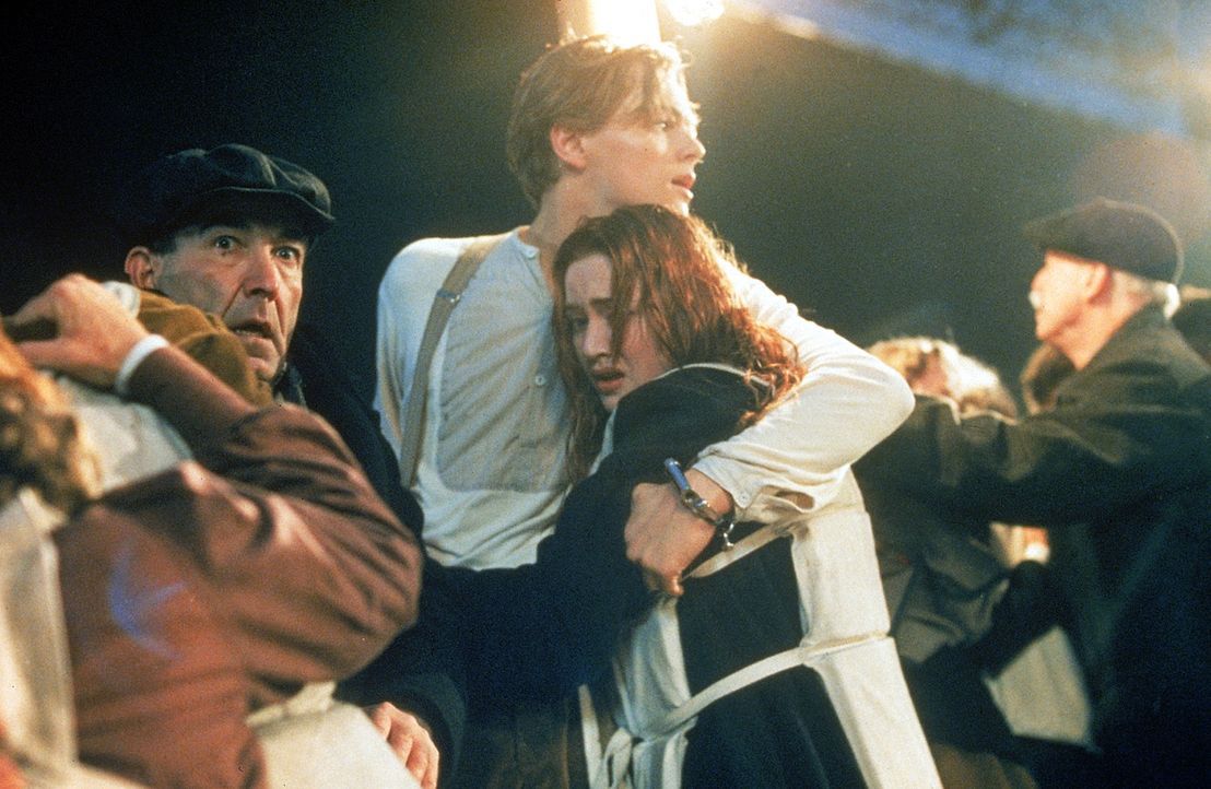Auf der Jungfernfahrt der Titanic lernen sich die, aus verschiedenen Klassen stammenden jungen Leute Rose (Kate Winslet, r.) und Jack (Leonardo DiCa... - Bildquelle: 20th Century Fox