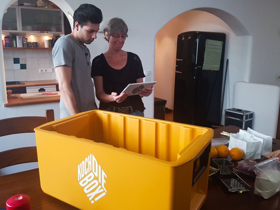 Birgit und ihr Schwiegersohn Alex kommen bei der "Koch die Box"-Challenge an ihre Grenzen ... - Bildquelle: kabel eins