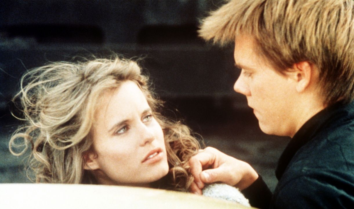 Ren McCormack (Kevin Bacon, r.) verliebt sich ausgerechnet in Ariel Moore (Lori Singer, l.), die Tochter des örtlichen Baptisten-Predigers ... - Bildquelle: Paramount Pictures