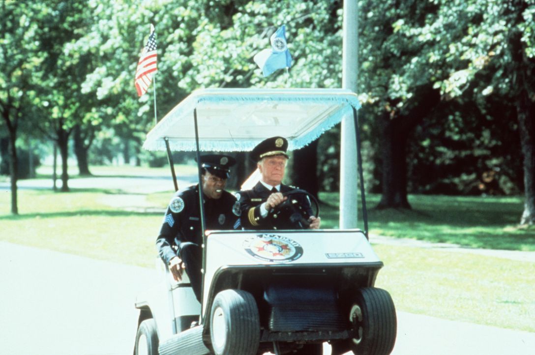 Notfall Jones (Michael Winslow, l.): Kommandant Lassard (George Gaynes, r.) unterbricht seine liebste Beschäftigung, das Golfspiel, nur höchst ung... - Bildquelle: Warner Bros.