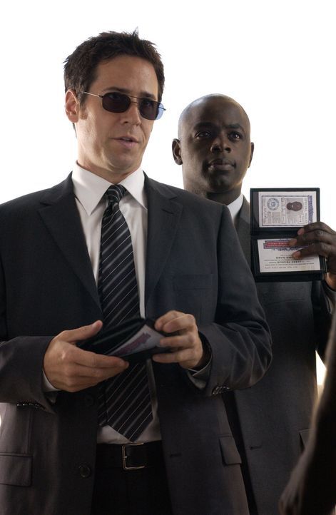 Sind gewillt einen Serienvergewaltiger zur Strecke zu bringen: FBI Agent Don Eppes (Rob Morrow, l.) und sein Kollege FBI Agent David Sinclair (Alimi... - Bildquelle: Paramount Network Television