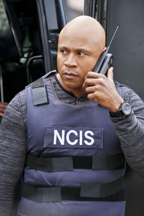 Callen und Sam (LL Cool J) nehmen ihre Undercover -dentitäten als Gefangener und Wärter wieder auf um eine rassistische Gruppe zu infiltrieren ... - Bildquelle: Robert Voets CBS Studios Inc. All Rights Reserved.