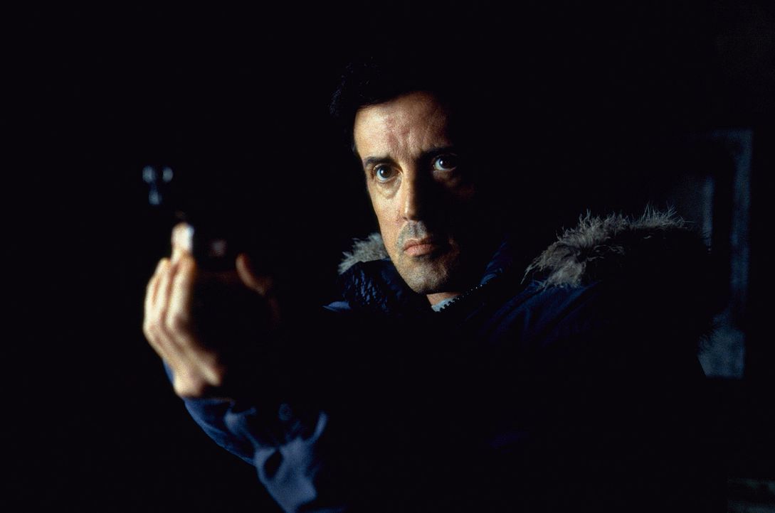 Ein Kampf ums blanke Überleben beginnt: FBI-Agent Jake Malloy (Sylvester Stallone) - Bildquelle: Universal Pictures