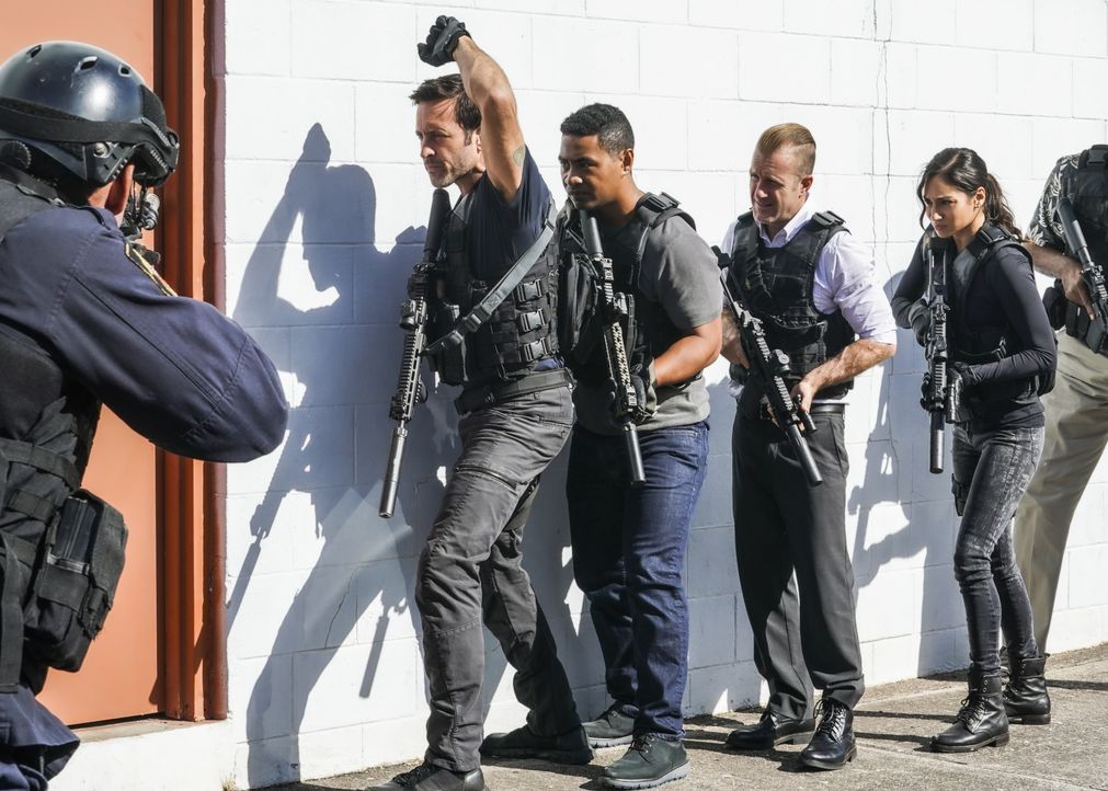 (v.l.n.r.) Steve McGarrett (Alex O'Loughlin); Junior Reigns (Beulah Koale); Danny Williams (Scott Caan); Tani Rey (Meaghan Rath) - Bildquelle: Karen Neal 2019 CBS Broadcasting, Inc. All Rights Reserved. / Karen Neal