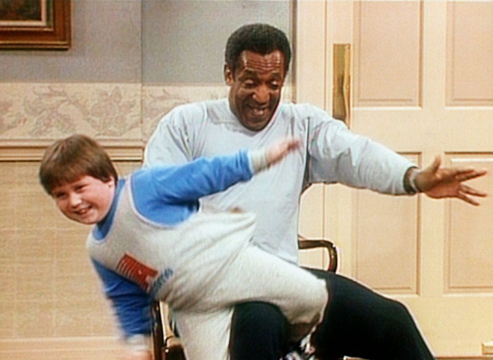 Cliff (Bill Cosby, r.) spielt mit Peter (Peter Costa, l.), einem seiner jungen Übernachtungsgäste, Rodeo. - Bildquelle: Viacom