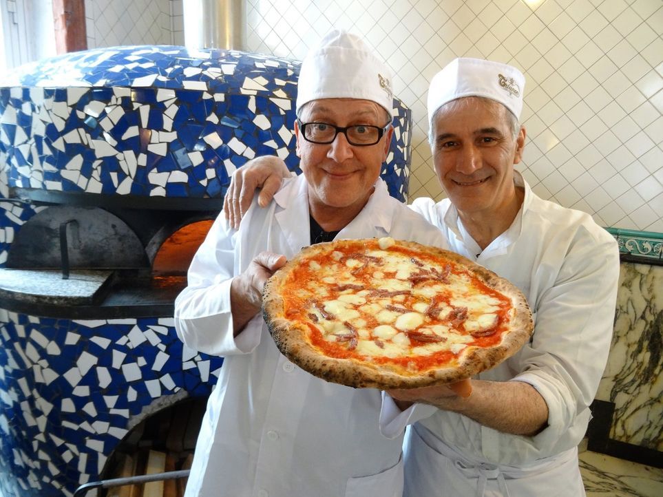 In Neapel macht sich Dirk Hoffmann (l.) auf die Suche nach der besten Pizza. - Bildquelle: kabel eins