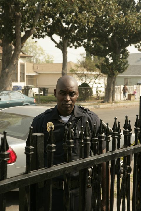 Detective Julien Lowe (Michael Jace, r.) geht die Täterbeschreibungen durch. Sie treffen auf den flüchtigen Shane und seine Frau zu ... - Bildquelle: 2007 Twentieth Century Fox Film Corporation. All Rights Reserved.