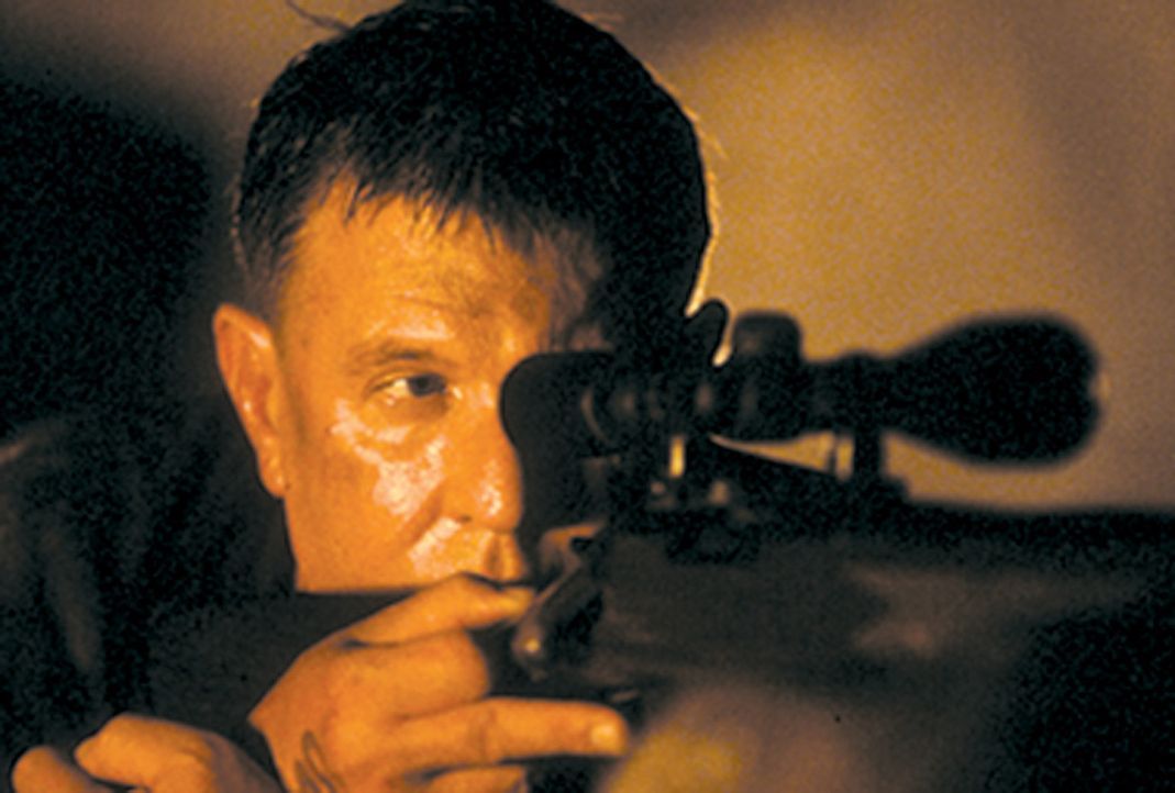 Der Vietnamveteran Thomas Beckett (Tom Berenger) kehrt als Scharfschütze ausgerechnet dorthin zurück, wo er seine schlimmsten Stunden erleben muss... - Bildquelle: 2004 Sony Pictures Home Entertainment Inc. All Rights Reserved.