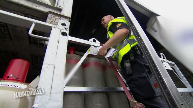 Achtung Kontrolle - Achtung Kontrolle! - Thema U.a.: Polizei Bremerhaven Kontrollieren Lkw Mit Gefährlicher Ladung - Dann Der Schreck: Das Ladegut Ist Hochexplosiv!