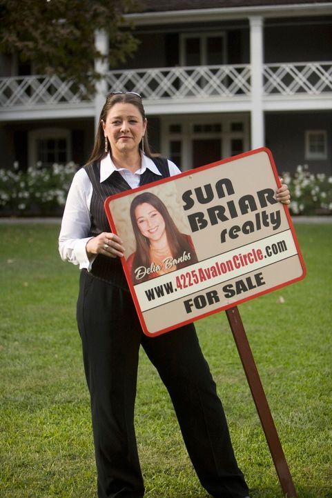 Delia (Camryn Manheim) ist mal wieder als Maklerin unterwegs. Sie soll die Villa der  Familie Bancraft  verkaufen. - Bildquelle: ABC Studios