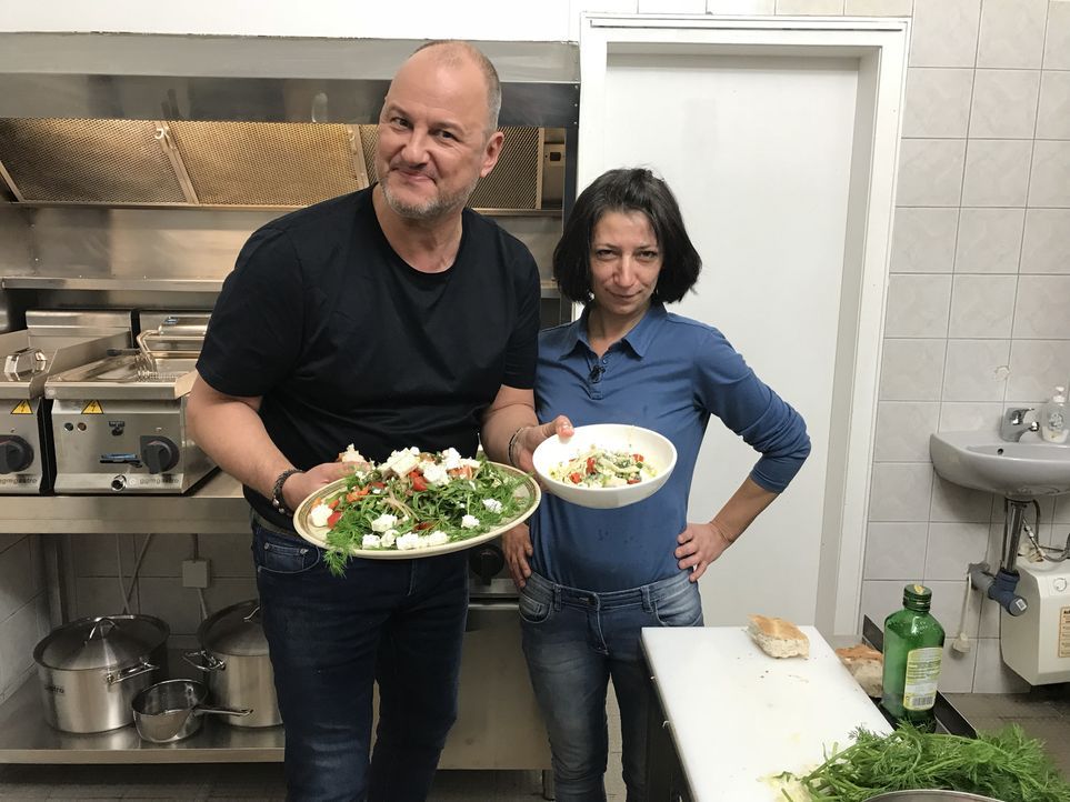 Griechischer Salat 2.0: Starkoch Frank Rosin hilft Kindergärtnerin Mel aus Moers dabei, ihre griechische Taverne auf Vordermann zu bringen. - Bildquelle: kabel eins