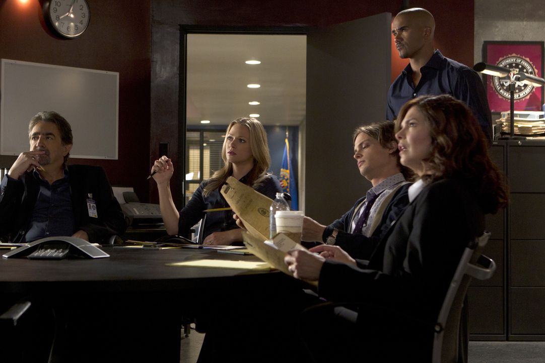 Werden mit einem neuen Fall vertraut gemacht: Rossi (Joe Mantegna, l.), J.J. (A. J. Cook, 2.v.l.), Morgan (Shemar Moore, 2.v.r.), Reid (Matthew Gray... - Bildquelle: Monty Brinton © 2012 American Broadcasting Companies, Inc. All rights reserved. / Monty Brinton