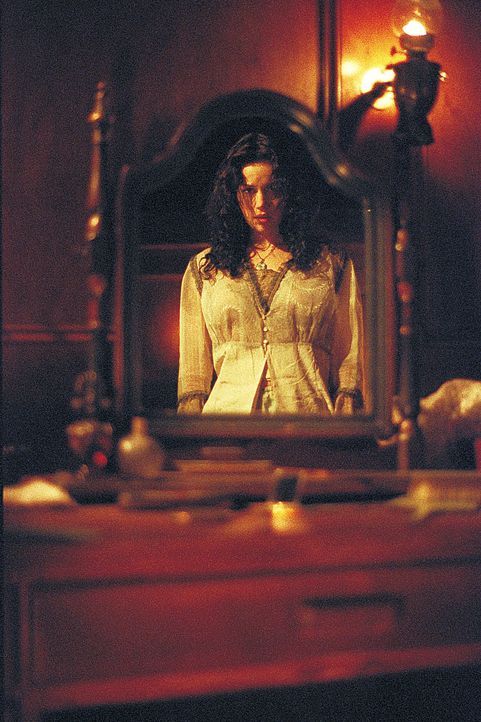 Im Visier einer skrupellosen Jungfrau: Lily (Carla Gugino) ... - Bildquelle: 2004 Sony Pictures Television International. All Rights Reserved.