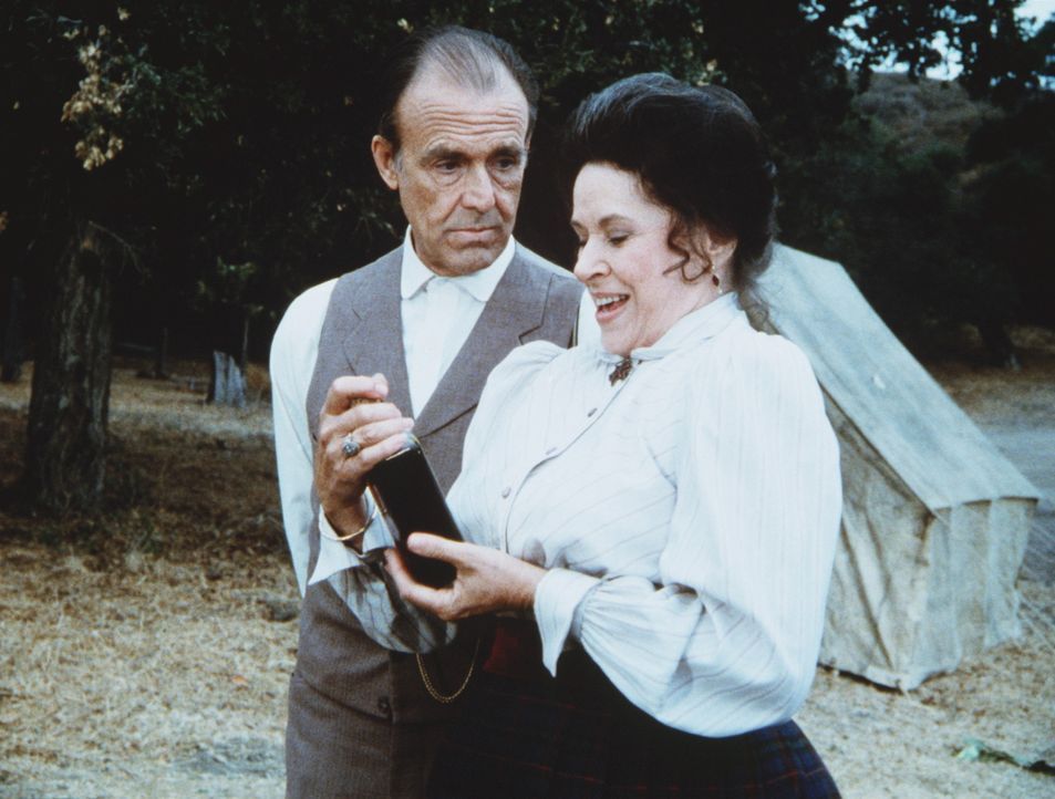 Freudestrahlend erklärt Harriet Oleson (Katherine MacGregor, r.) ihrem Mann Nels (Richard Bull, l.), dass sie mehrere Flaschen des Wunderelixiers v... - Bildquelle: Worldvision