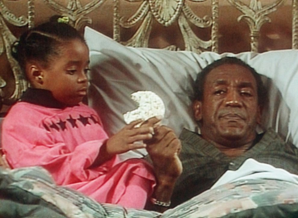 Die Reiskekse teilt Cliff (Bill Cosby, r.) bereitwillig mit Rudy (Keshia Knight Pulliam, l.), obwohl er furchtbar hungrig ist. - Bildquelle: Viacom
