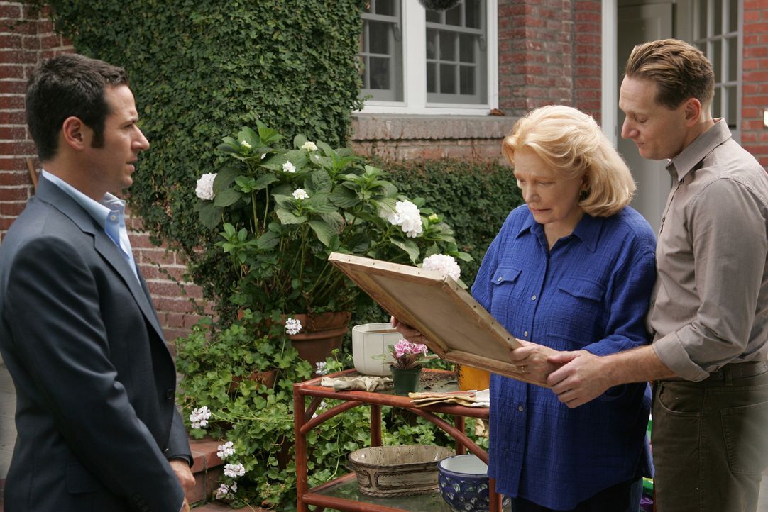 Ruiz wird von Don (Rob Morrow, l.) des  Mordes überführt und Mrs. Hellmann (Gena Rowlands, M.) und deren Enkel Joel  (Matt Ross, r.) erhalten den... - Bildquelle: CBS International Television