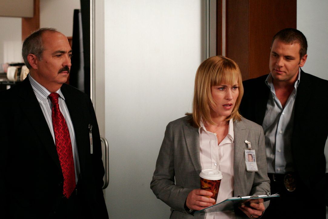 Allison (Patricia Arquette, M.) erzählt Det. Lee Scanlon (David Cubitt, r.) und Bezirksstaatsanwalt Manuel Devalos (Miguel Sandoval, l.) von ihrem T... - Bildquelle: Paramount Network Television