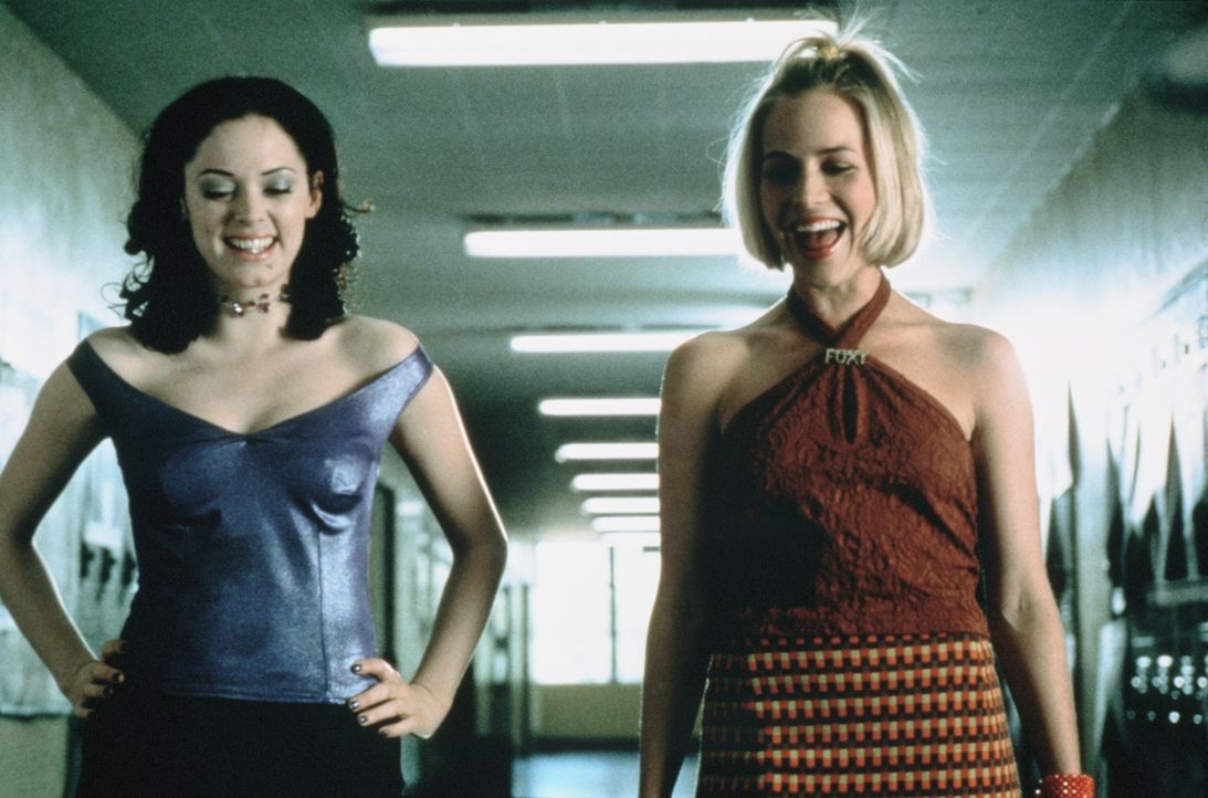 Courtney Shayne (Rose McGowan, l.) hat Marcie Fox (Julie Benz, r.) voll und ganz in ihrer Hand: Schließlich hat sie das hässliche Entlein in einen S... - Bildquelle: Columbia TriStar