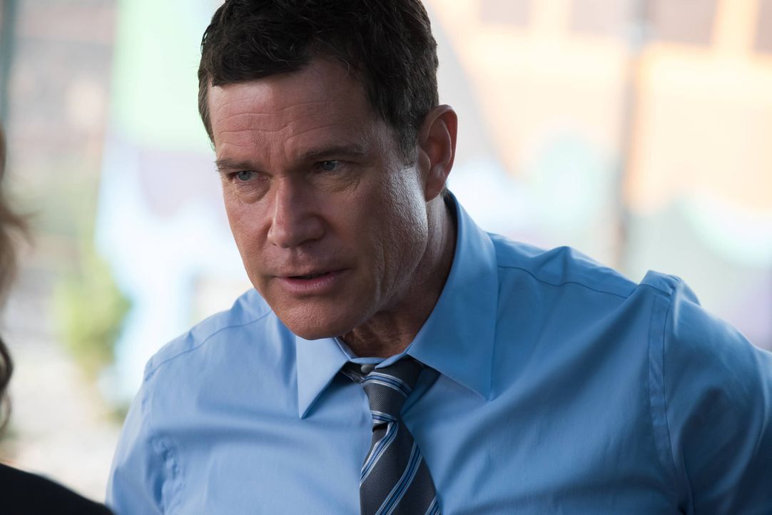 Als Al (Dylan Walsh) Beweise findet, dass Russo den Auftragsmörder engagiert haben könnte, um ihr Vergehen zu vertuschen, muss er sie festnehmen ... - Bildquelle: Jeff Neumann 2015, 2016 Sony Pictures Television Inc. All Rights Reserved. / Jeff Neumann