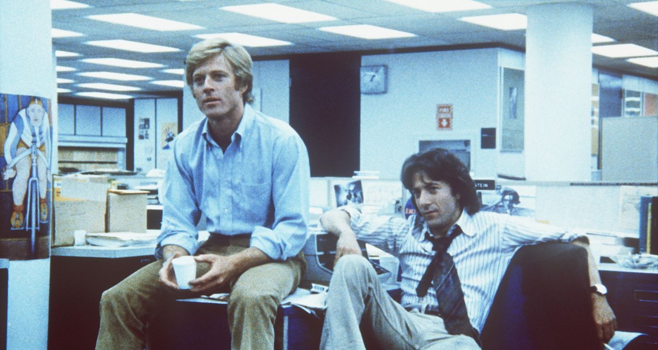 Reporter Carl Bernstein (Dustin Hoffman, r.) und sein Kollege Bob Woodward (Robert Redford, l.) decken einen gewaltigen Politskandal auf ... - Bildquelle: Warner Bros.