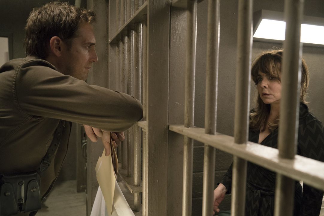 Sonst hilft sie ihren Klienten nicht hinter Gittern zu landen, doch nun steht sie selbst unter Verdacht: Anwältin Brenda (Stockard Channing, r.) wir... - Bildquelle: 2015 Warner Bros. Entertainment, Inc.