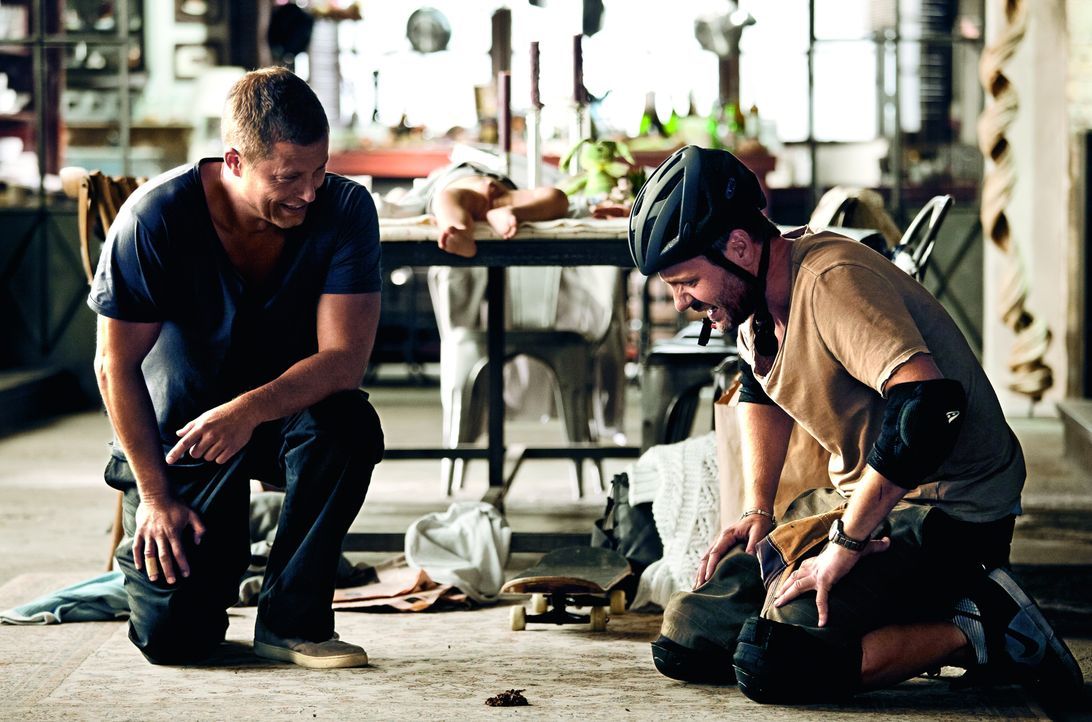 Dumm gelaufen! Henry (Til Schweiger, l.) und Tristan (Samuel Finzi, r.) haben ein unangenehmes Problem auf dem Teppich liegen ... - Bildquelle: 2013 © Warner Bros.