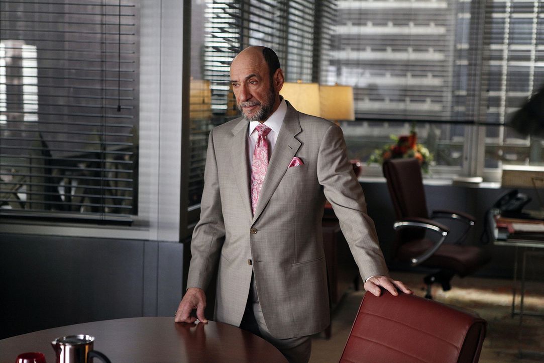 Der Anwalt Burl Preston (F. Murray Abraham) vertritt eine Filmfirma vor Gericht, wobei er sich ziemlich siegessicher ist. - Bildquelle: CBS   2011 CBS Broadcasting Inc. All Rights Reserved.