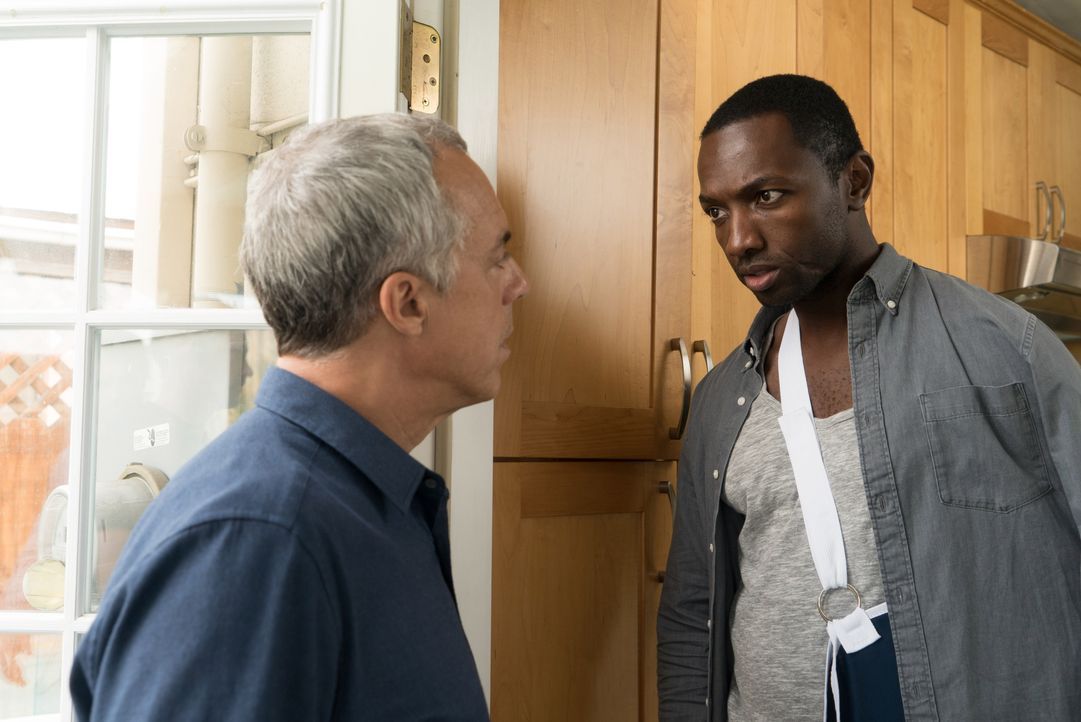 Harry Bosch (Titus Welliver, l.); Jerry Edgar (Jamie Hector, r.) - Bildquelle: Aaron Epstein © Amazon.com, Inc. and Fabrik Entertainment, Inc. / Aaron Epstein
