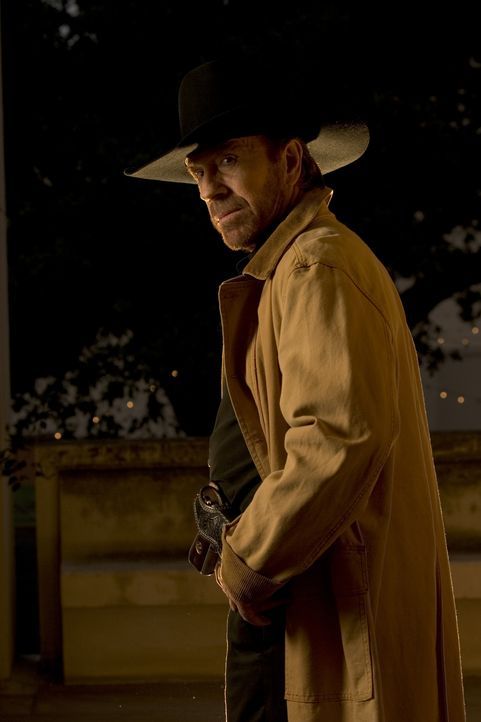 Noch einmal tritt Ranger Captain Corell Walker (Chuck Norris) gegen das Verbrechen an: Er ermittelt gegen einen Kollegen, der unter Verdacht steht,... - Bildquelle: CBS Television