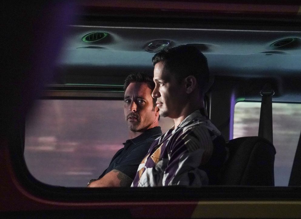 Steve McGarrett (Alex O'Loughlin, l.); Thomas Magnum (Jay Hernandez,r.) - Bildquelle: Karen Neal 2019 CBS Broadcasting, Inc. All Rights Reserved. / Karen Neal
